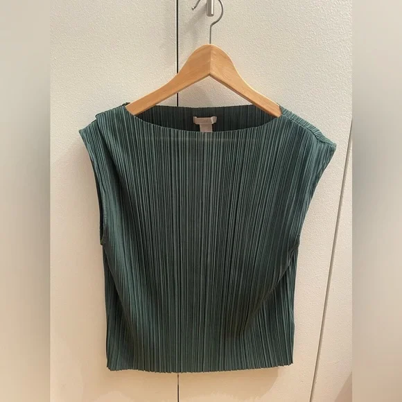 Emerald Pleated green top / NWOT - Picture 3 of 5